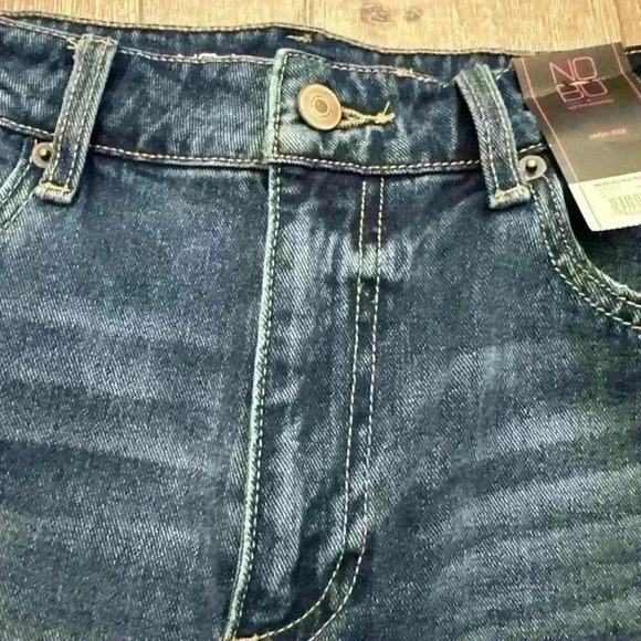 NWT No Boundaries Women Size 9 Dark Cut Off High Rise Jean Shorts - Picture 4 of 7